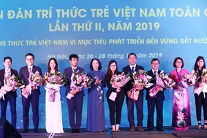 Đồng chí Trương Thị Mai tặng hoa cho các đại biểu 