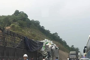 Tai nạn vừa xảy ra trên cao tốc Nội Bài- Lào Cai chiều 30-11
