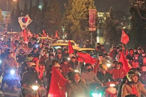 Đông đảo người hâm mộ trên cả nước xuống đường mừng chiến thắng của đội U22 Việt Nam