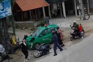Tai nạn taxi đâm đoàn người tại Bố Trạch (Quảng Bình) mùng 2 tết