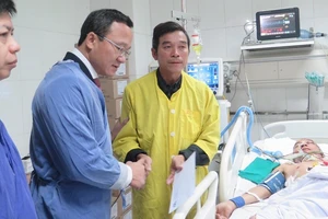 Lãnh đạo Ủy ban ATGT Quốc gia thăm nạn nhân tai nạn giao thông tại bệnh viện Việt Đức (Hà Nội)