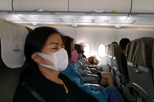 Hành khách đeo khẩu trang trên máy bay