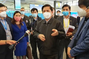 Bộ trưởng Bộ Giao thông - Vận tải Nguyễn Văn Thể kiểm tra công tác phòng dịch tại sân bay Nội Bài
