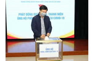 Đồng chí Lê Quốc Phong, Ủy viên dự khuyết Trung ương Đảng, Bí thư thứ nhất Trung ương Đoàn ủng hộ phòng, chống dịch Covid-19 tại lễ phát động