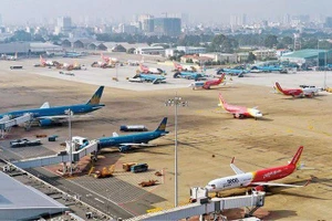 Tạm dừng vận chuyển công dân Việt Nam về sân bay Tân Sơn Nhất