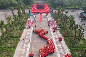 Hơn 1.000 thanh niên xếp hình bản đồ Việt Nam tại lễ khởi động chương trình "Tôi yêu tổ quốc tôi" vừa tổ chức tại Khu di tích lịch sử Quốc gia Đền Hùng (Phú Thọ).