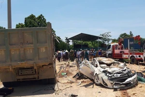 Hiện trường vụ tai nạn xe tải lật đè nát xe con tại Thanh Hóa