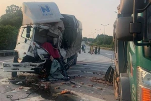 Hiện trường vụ tai nạn vừa xảy ra trên cao tốc Nội Bài - Lào Cai