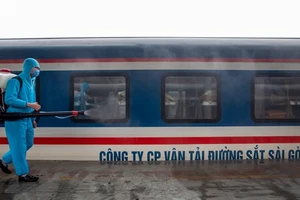 Ngành đường sắt phun khử trùng tàu hỏa phòng dịch Covid-19