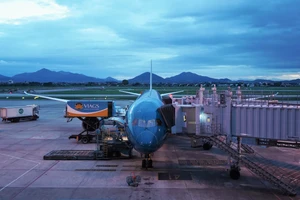 Cận cảnh chuyến bay thương mại thường lệ đầu tiên vừa được nối lại giữa Hà Nội - Tokyo