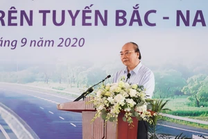 Thủ tướng Nguyễn Xuân Phúc phát biểu tại lễ khởi công. Ảnh: VGP