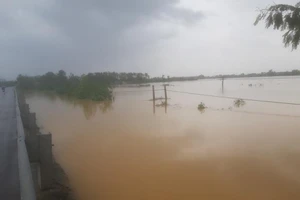 Đường sắt qua Quảng Bình bị ngập sâu trong nước