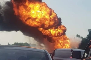 Cháy xe chở dầu trên cao tốc Hà Nội- Hải Phòng