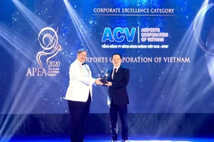 Đại diện ACV nhận giải thưởng Doanh nghiệp xuất sắc châu Á 2020
