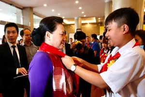 Chủ tịch Quốc hội Nguyễn Thị Kim Ngân tham quan triển lãm tại Đại hội cháu ngoan Bác Hồ 2020