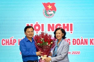 Đồng chí Trương Thị Mai, Ủy viên Bộ Chính trị, Trưởng ban Dân vận Trung ương chúc mừng anh Nguyễn Anh Tuấn được bầu làm Bí thư thứ nhất Trung ương Đoàn