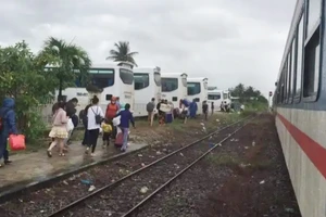 Ngành đường sắt phải chuyển tải hành khách do một số khu vực ở Khánh Hòa bị ngập sâu.