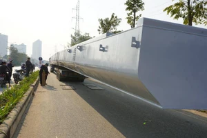 Xe chở dầm thép "khủng" bị bắt giữ tại đường Nguyễn Xiển (Hà Nội)