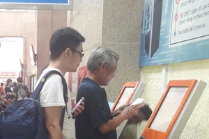 Hành khách mua vé tàu tại ga Hà Nội