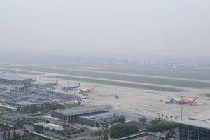 Sân bay Nội Bài bị sương mù bao phủ