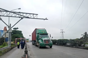 Cân tải trọng ngăn xe quá tải phá nát Quốc lộ 5