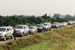 Nhiều xe ô tô rẽ vào đường nhánh ở địa phận huyện Cai Lậy (Tiền Giang) để lên cao tốc Trung Lương - Mỹ Thuận, nhằm tránh kẹt xe cục bộ ở QL 1A, đoạn qua tỉnh Tiền Giang