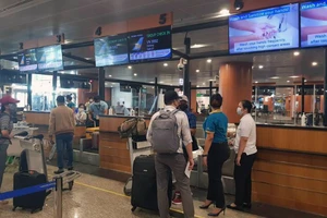 Hành khách làm thủ tục tại Sân bay Yangon (Myanmar) 