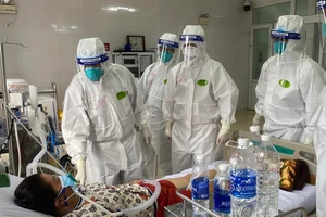 Các bác sĩ bệnh viện Chợ Rẫy đang khám chữa bệnh cho bệnh nhân tại Bắc Giang