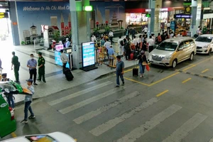 Hành khách đón xe tại cửa ra sân bay Tân Sơn Nhất