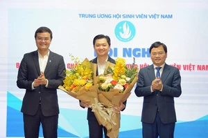 Anh Nguyễn Minh Triết (đứng giữa) vừa được bầu làm Chủ tịch Hội Sinh viên Việt Nam khoá X