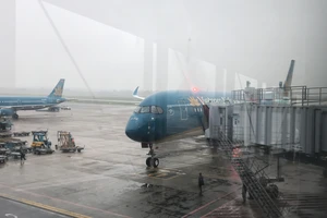 2 chuyến bay thường lệ đầu tiên từ châu Âu hạ cánh an toàn tại sân bay Nội Bài