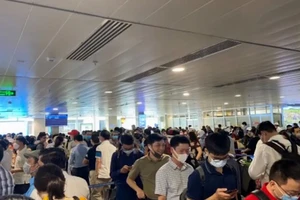 Sân bay Tân Sơn Nhất tiếp tục đông khách sau tết 