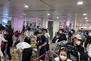 Sân bay Tân Sơn Nhất đông nghẹt hành khách sau Tết Nhâm Dần