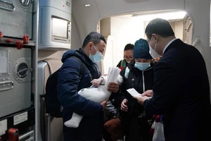 287 công dân Việt Nam ở Ukraine đã hạ cánh an toàn tại sân bay Nội Bài