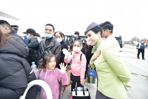 Chuyến bay thứ 2 đón gần 300 công dân Việt Nam từ Ukraine về nước vừa hạ cánh tại Nội Bài