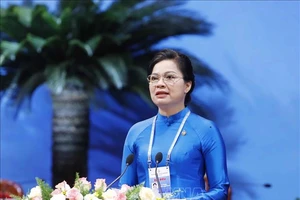 Bà Hà Thị Nga, Chủ tịch Hội LHPN Việt Nam đọc diễn văn bế mạc. Ảnh: VIẾT CHUNG