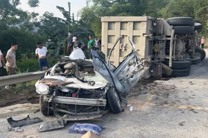 Chiếc xe trong vụ tai nạn vừa xảy ra tại tỉnh Hòa Bình