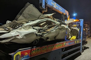 Chiếc xe con bị đè bẹp trong vụ tai nạn tại tỉnh Hòa Bình