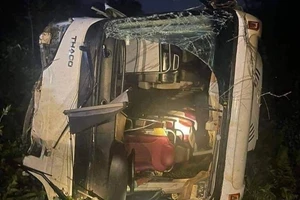 Chiếc xe chở khách bị lật tại Phú Thọ đêm 15-7