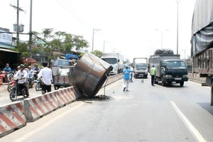 Xe tải làm rơi cuộn thép trên đường Vành đai 3 Hà Nội ngày 9-8