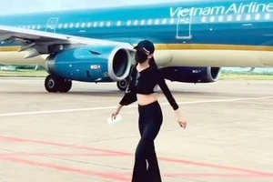 Cô gái trong clip nhảy múa tại sân bay Phú Quốc (Ảnh cắt từ clip)