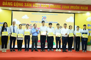 Trao học bổng trong sự kiện triển khai chương trình "Tuổi trẻ Việt Nam - Rèn đức, luyện tài, dẫn dắt tương lai"