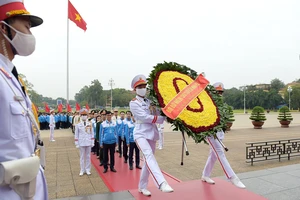 Đoàn đại biểu dự Đại hội đại biểu toàn quốc Đoàn TNCS Hồ Chí Minh lần thứ XII báo công dâng Bác