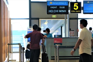 Kiểm soát chặt chẽ giấy tờ tùy thân của hành khách tại cửa ra máy bay
