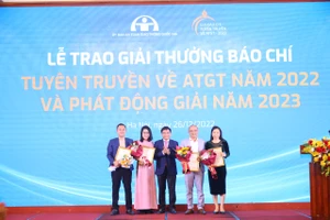 Bộ trưởng GTVT Nguyễn Văn Thắng trao phần thưởng cho các tác giả đạt giải nhất.