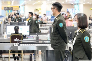 Soi chiếu an ninh tại sân bay Nội Bài