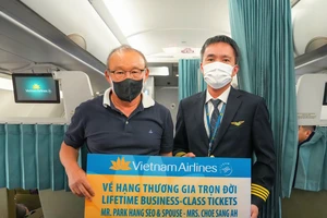 Vietnam Airlines đã gửi tặng HLV Park Hang Seo vé thương gia trọn đời hành trình khứ hồi giữa Hàn Quốc và Việt Nam