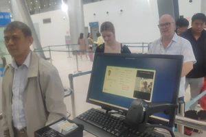 Hành khách thử nghiệm camera nhận diện tại sân bay Cát Bi