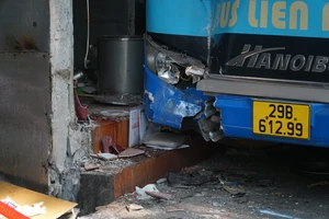 Hiện trường vụ xe buýt đâm vào quán bún chả tại Hà Nội ngày 14-3