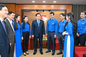 Chủ tịch Quốc hội Vương Đình Huệ thăm, làm việc với Ban Bí thư Trung ương Đoàn Thanh niên Cộng sản Hồ Chí Minh. Ảnh: VIẾT CHUNG